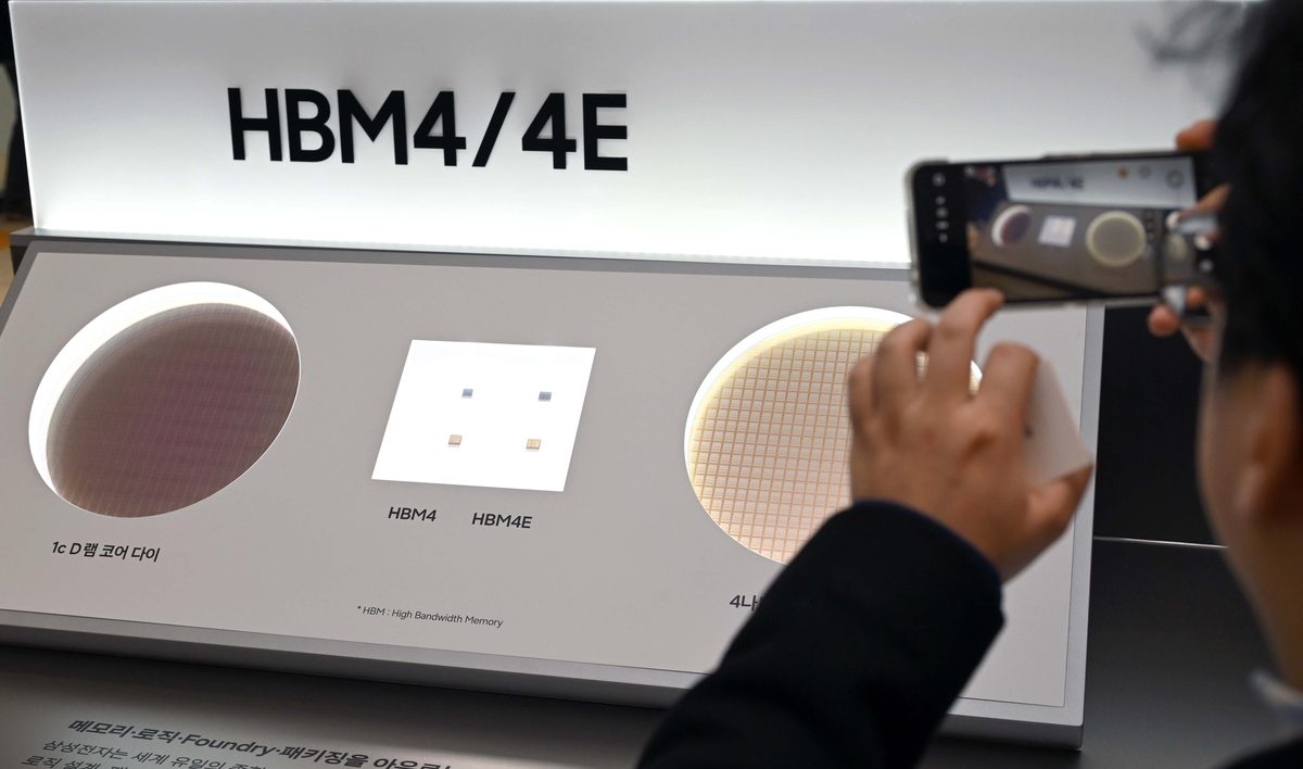 Стенд Samsung с чипами HBM4 и HBM4E и кремниевыми пластинами