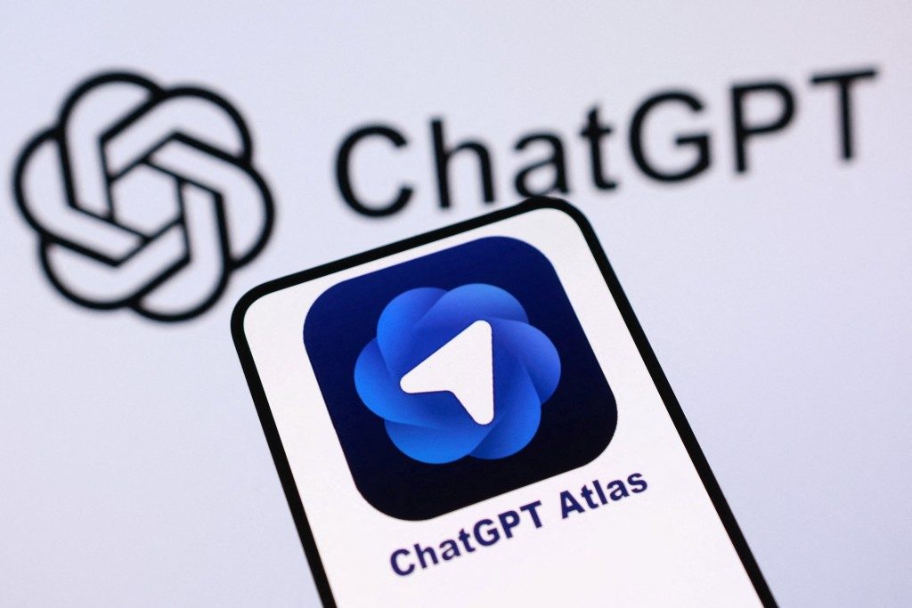 Смартфон с приложением ChatGPT на фоне логотипа OpenAI