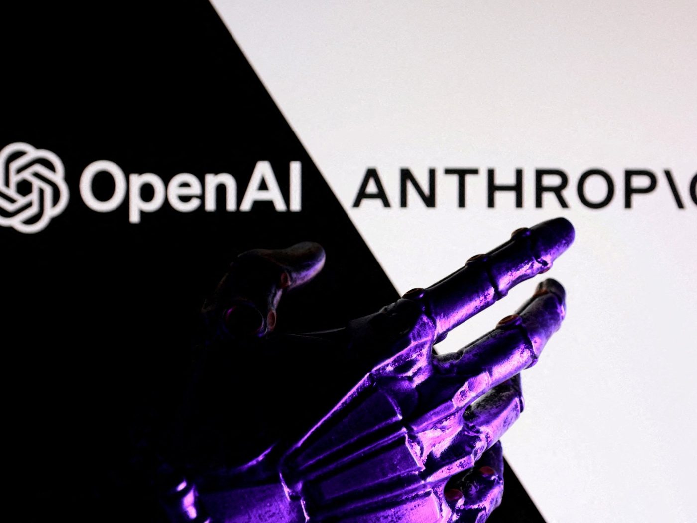 Роботизированная рука на фоне логотипов OpenAI и Anthropic