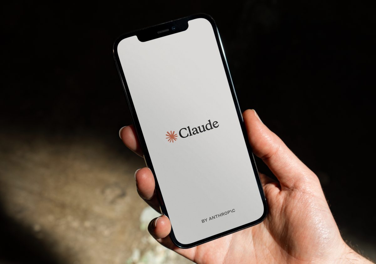Приложение Claude AI на смартфоне