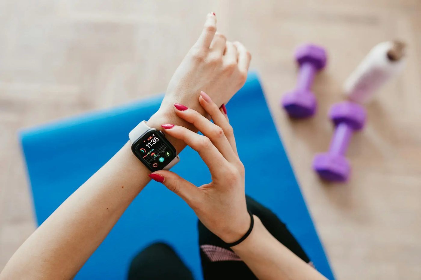 Носимый трекер и женское здоровье — иллюстрация к партнёрству Google Health и Flo Health
